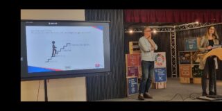 Fr. Kattenmeyer und Hr. Dreckmann Hr. Dreckmann (Nachhaltigkeitsmanagement des Kreises Plön)
Fr. Kattenmeyer (BNE-Beauftragte im Kreis Plön und Kiel)